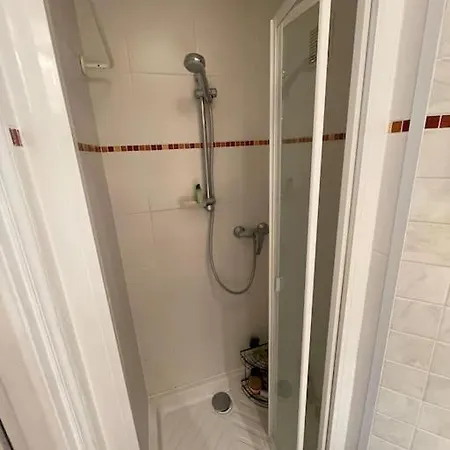 Charming And Bright Flat In A Very Convenient Area Apartment *